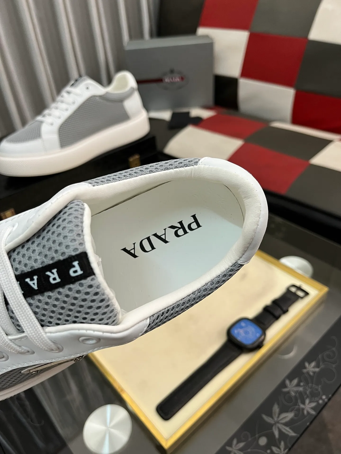 Men's men's shoes💰580⌚️⌚️Prada Prada early spring new model, top original quality, Prada casual sports shoes, made of imported solid color patent leather, spliced mesh cowhide upper, three-dimensional geometric segmentation, multi-color splicing, fashionable and generous, soft, comfortable and breathable. The tongue is decorated with classic letter logo, with fabric lining, cowhide foot pads, matched with P family's exclusive rubber outsole, upper material, breathable knitted fabric imported from Italy The delicate texture is super high-end! Fetal cowhide lining, super soft and comfortable, original molded outsole Size: 38-446️⃣ colors available